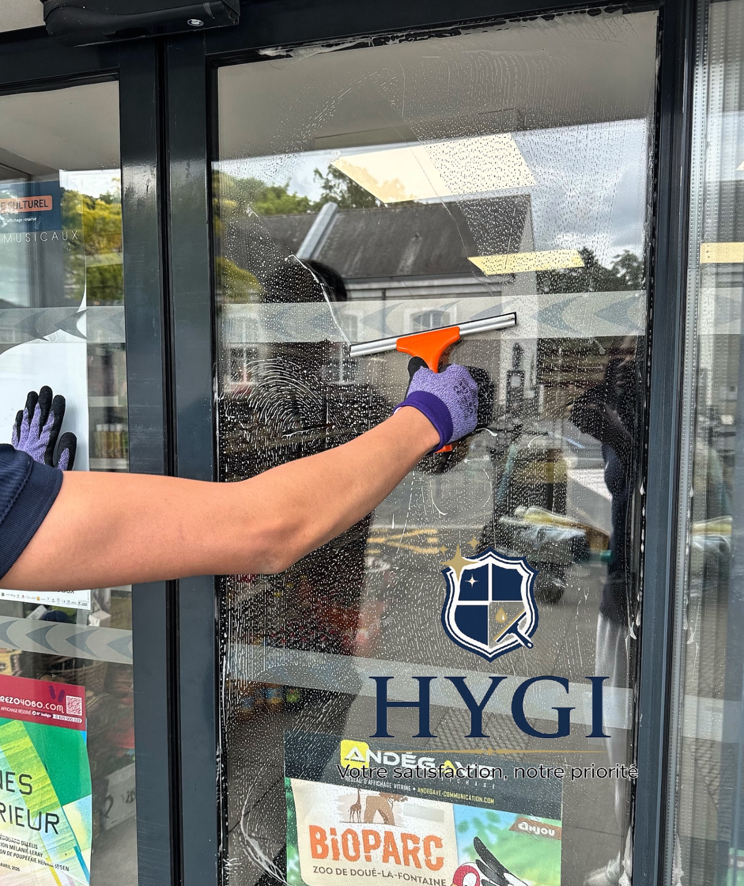 Nettoyage professionnel de vitres par HYGI à Angers
